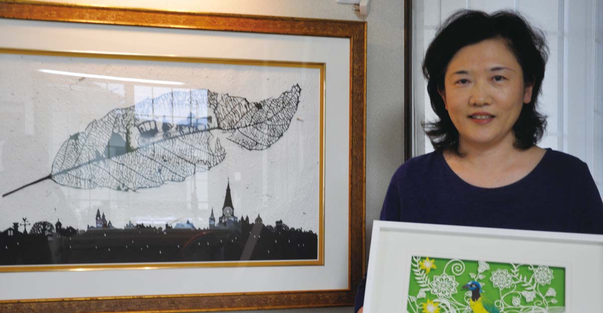 遺跡の図面作り生かし 切り絵作家へ 切り絵作家 井上 知子さん タウン通信